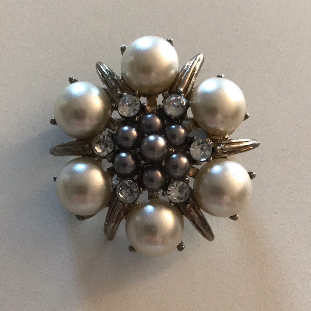 ❎❎❎ Lovely Vintage Pearl Brooch